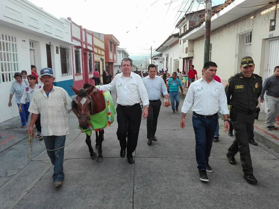 Alcalde de Buga Julián Latorre entrega parque automotor para sustitución de carretillas de tracción animal Alcalde de Buga Julián Latorre entrega parque automotor para sustitución de carretillas de tracción animal