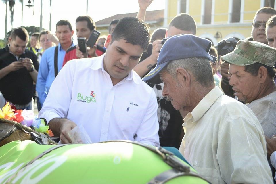 Alcalde de Buga Julián Latorre entrega parque automotor para sustitución de carretillas de tracción animal Alcalde de Buga Julián Latorre entrega parque automotor para sustitución de carretillas de tracción animal