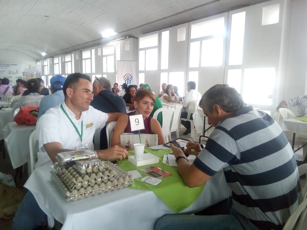 Productores y compradores se encontraron en primera Rueda de Negocios del Campo en Buga