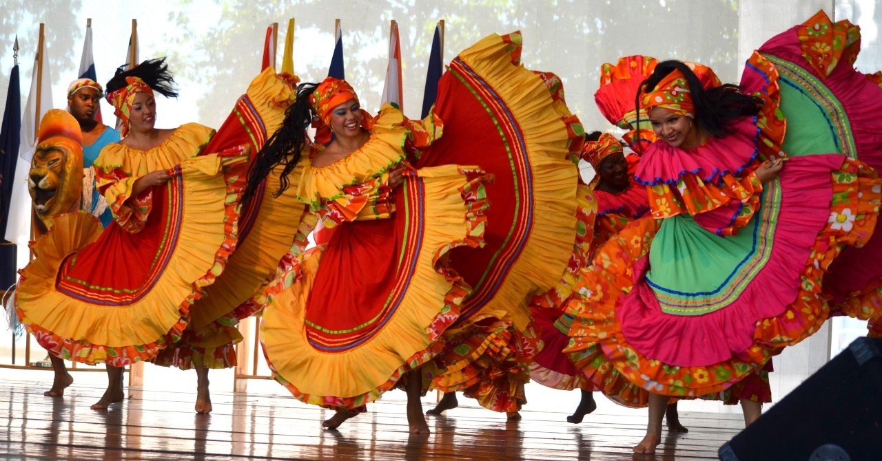Tulia Mercedes Barreto homenajeada en 50 años de grupo de danzas “Carmen López” de  Univalle