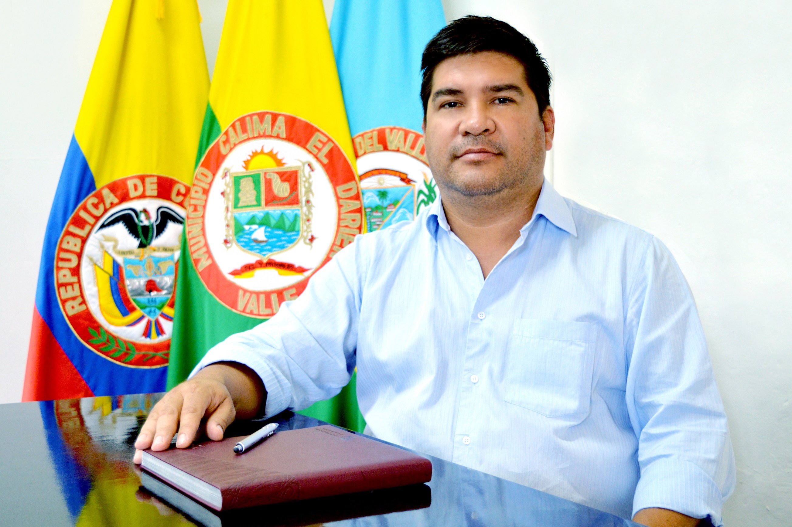 Alcalde de Calima El Darién Héctor Fabio Zapata dice:  ¡Presente! a su gente