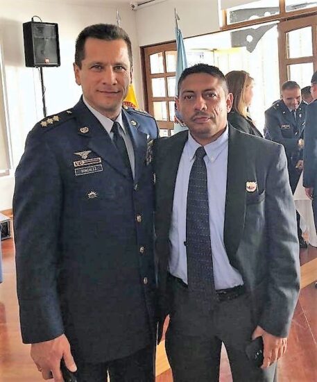 Fuerza Aérea Colombiana entrega reconocimiento a Dorman Izquierdo Valencia líder social en el Cerrito-Valle Fuerza Aérea Colombiana entrega reconocimiento a Dorman Izquierdo Valencia líder social en el Cerrito-Valle