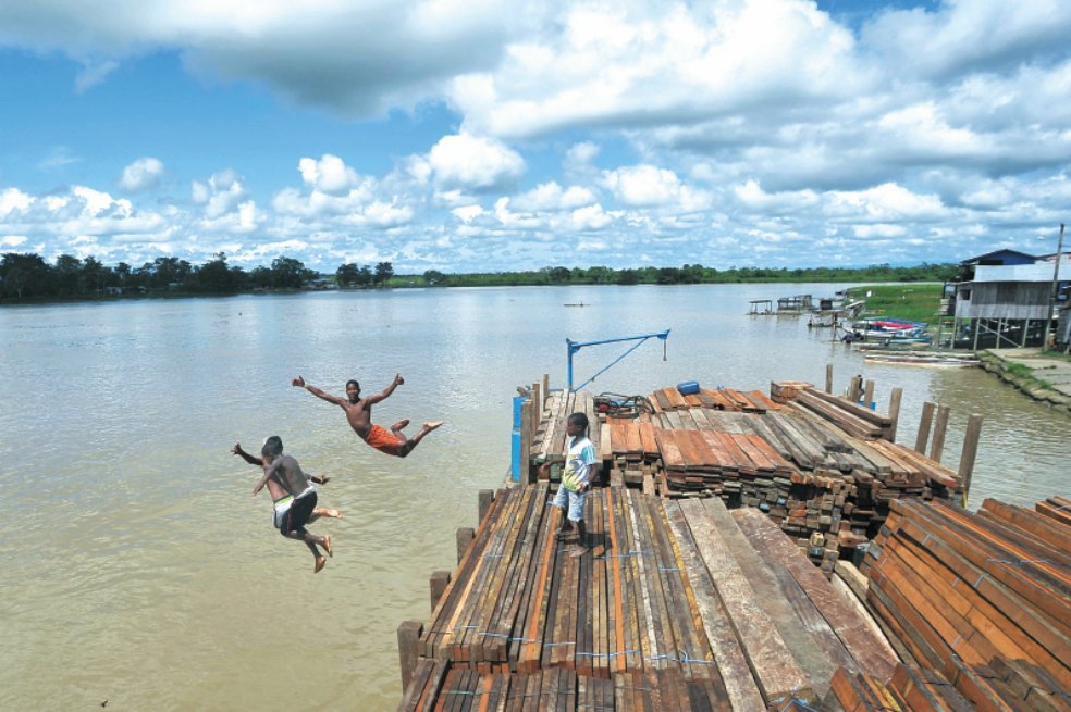 Paramilitares y guerrilla del ELN amenazan comunidades en el Chocó, denuncian organizaciones sociales Paramilitares y guerrilla del ELN amenazan comunidades en el Chocó, denuncian organizaciones sociales