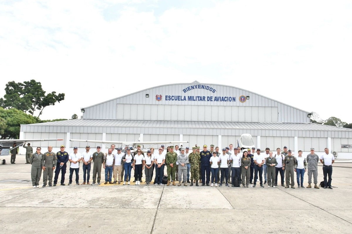Jóvenes cumplen su sueño en la Fuerza Aérea Colombiana Jóvenes cumplen su sueño en la Fuerza Aérea Colombiana