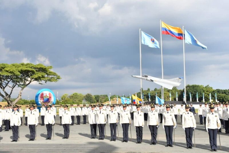 Jóvenes cumplen su sueño en la Fuerza Aérea Colombiana Jóvenes cumplen su sueño en la Fuerza Aérea Colombiana