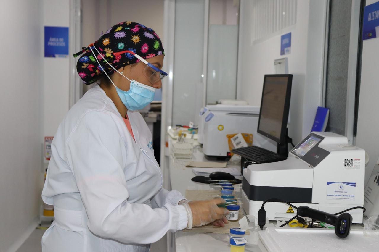 Alcalde Vélez entrega moderno laboratorio clínico en el Hospital Rubén Cruz Vélez