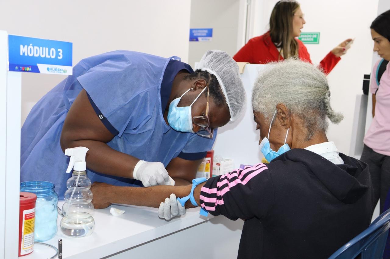 Alcalde Vélez entrega moderno laboratorio clínico en el Hospital Rubén Cruz Vélez