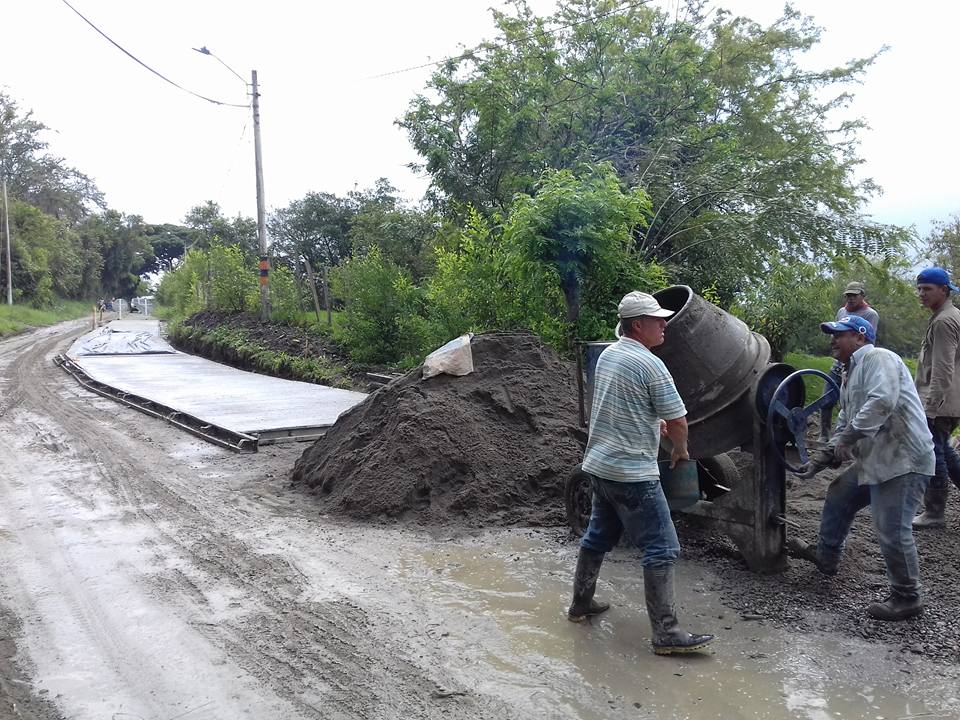 AVANZA PAVIMENTACIÓN A PUENTE ROJO. A PASO LENTO POR EL INVIERNO PERO CUMPLIENDO A LA COMUNIDAD.