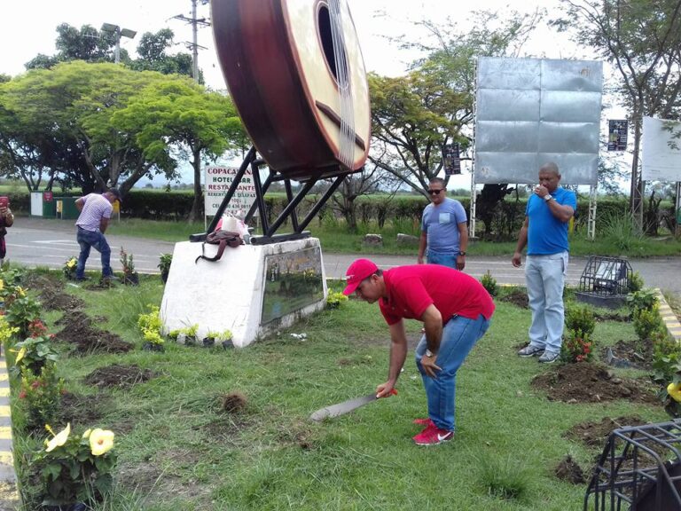 GESTORA SOCIAL, ALCALDE MUNICIPAL Y DIRECTOR DEL IMDER EMBELLECIENDO "LA BANDOLA".