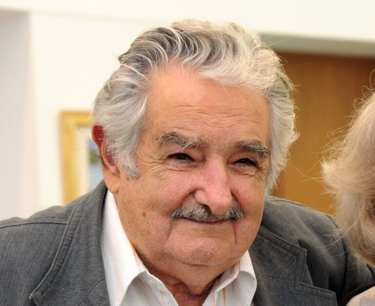 "Quien no conozca el costo que ha significado la guerra no le da el valor que tiene la paz "José Mujica,expresidente de Uruguay "Quien no conozca el costo que ha significado la guerra no le da el valor que tiene la paz "José Mujica,expresidente de Uruguay