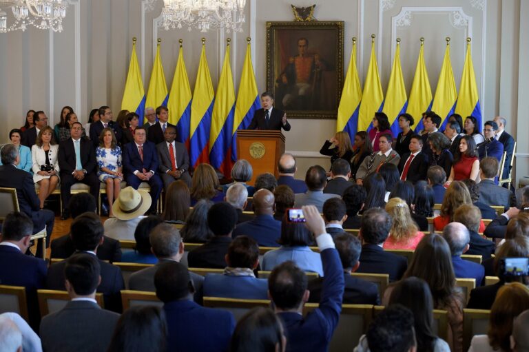 Magistrados de la Jurisdicción Especial de Paz son posesionados por el Presidente Santos Magistrados de la Jurisdicción Especial de Paz son posesionados por el Presidente Santos