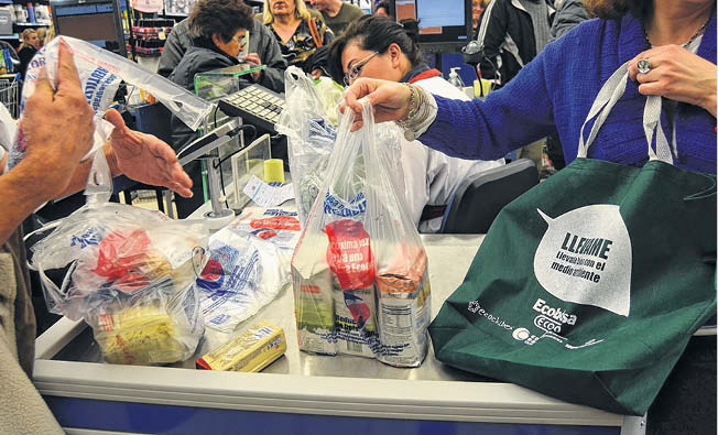 Se reglamenta código de colores para bolsas plásticas