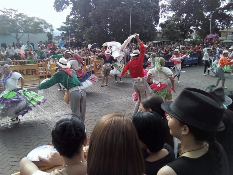 Multicolor desfile de comparsas vivió Buga en la apertura de la Feria Exposición Nacional Agropecuaria No 67