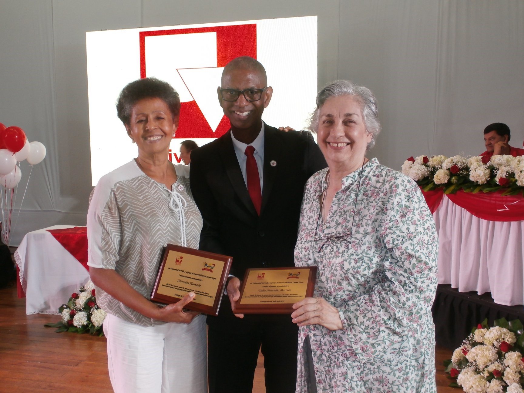Tulia Mercedes Barreto homenajeada en 50 años de grupo de danzas “Carmen López” de Univalle Tulia Mercedes Barreto homenajeada en 50 años de grupo de danzas “Carmen López” de Univalle