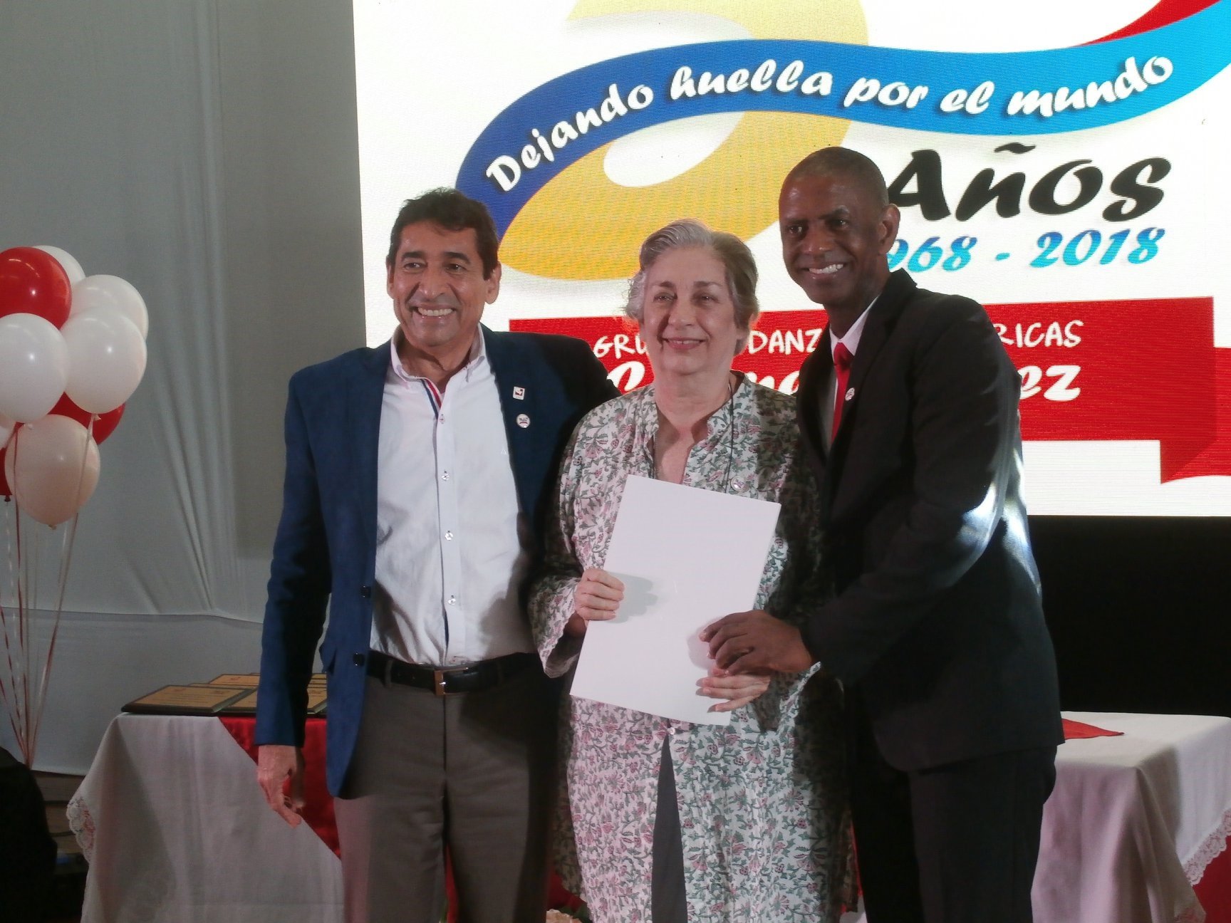 Tulia Mercedes Barreto homenajeada en 50 años de grupo de danzas “Carmen López” de Univalle Tulia Mercedes Barreto homenajeada en 50 años de grupo de danzas “Carmen López” de Univalle