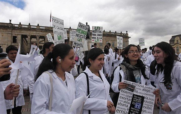 Médicos residentes deberán  recibir pago no  menor a tres salarios mínimos  en Colombia    