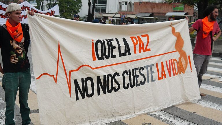 Crímenes y amenazas contra líderes sociales ponen en alerta a toda Colombia Crímenes y amenazas contra líderes sociales ponen en alerta a toda Colombia