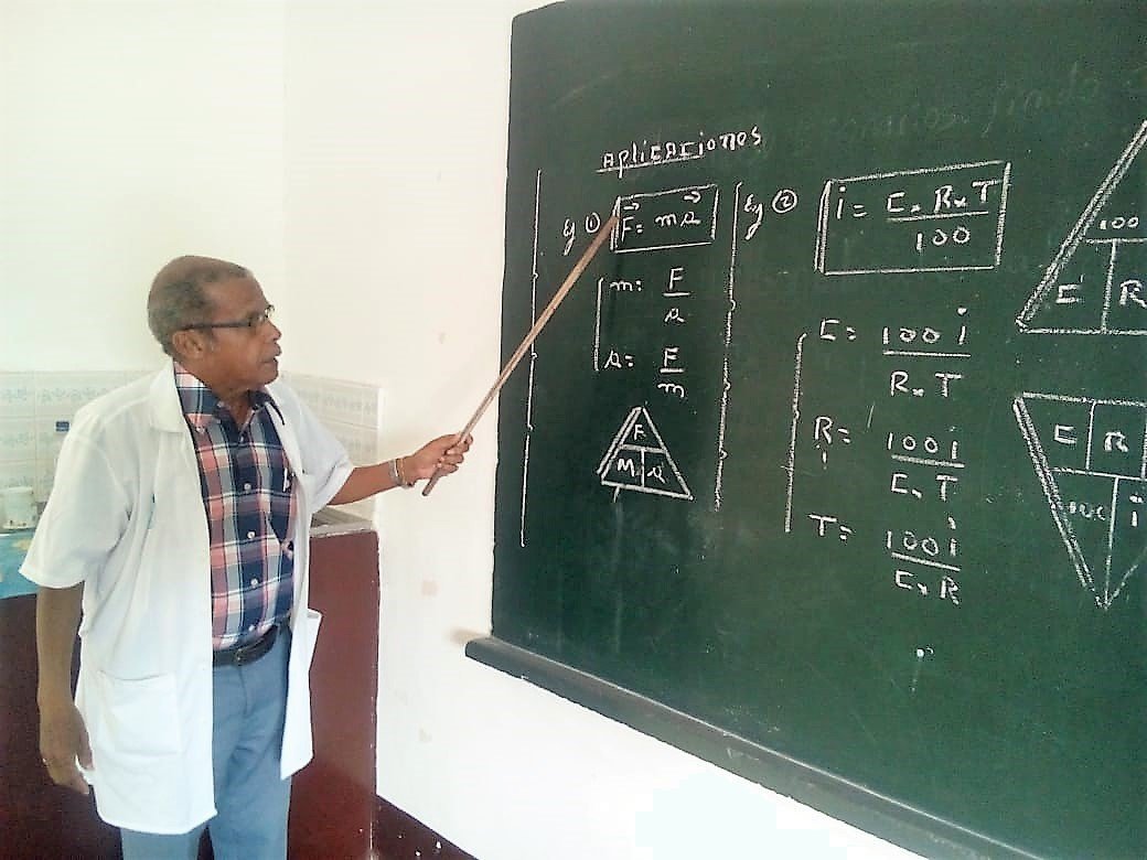 El Triángulo del Profesor Helberth Viera, un invento que revoluciona el despeje de fórmulas matemáticas El Triángulo del Profesor Helberth Viera, un invento que revoluciona el despeje de fórmulas matemáticas
