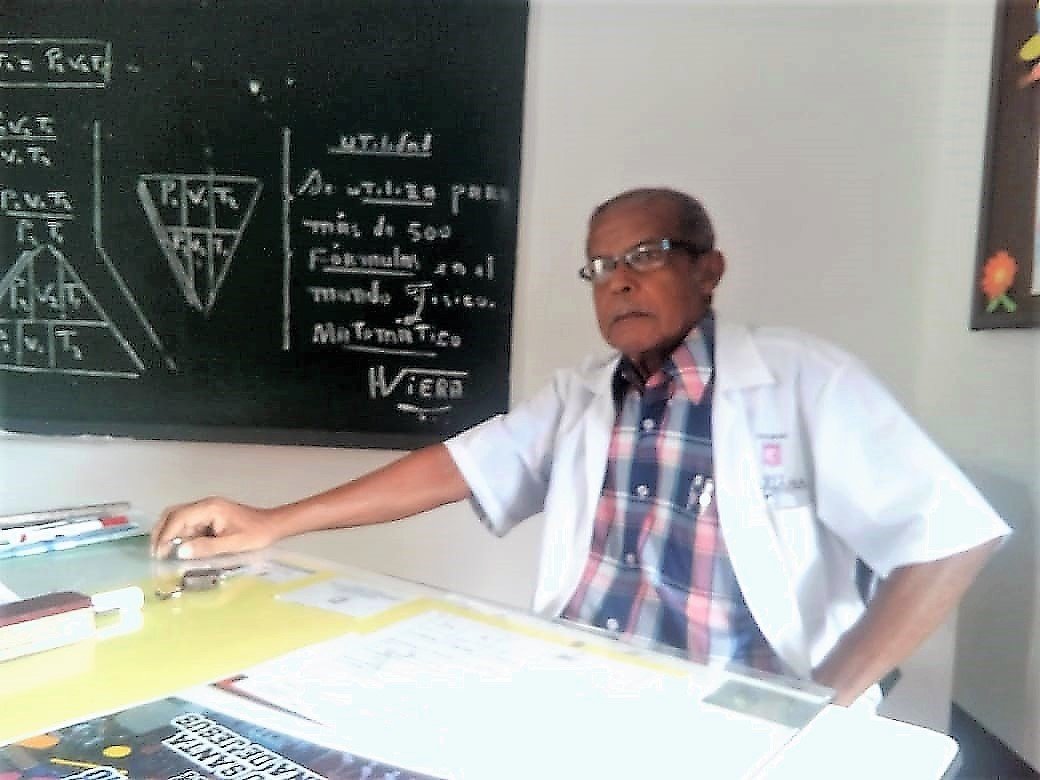El Triángulo del Profesor Helberth Viera, un invento que revoluciona el despeje de fórmulas matemáticas El Triángulo del Profesor Helberth Viera, un invento que revoluciona el despeje de fórmulas matemáticas