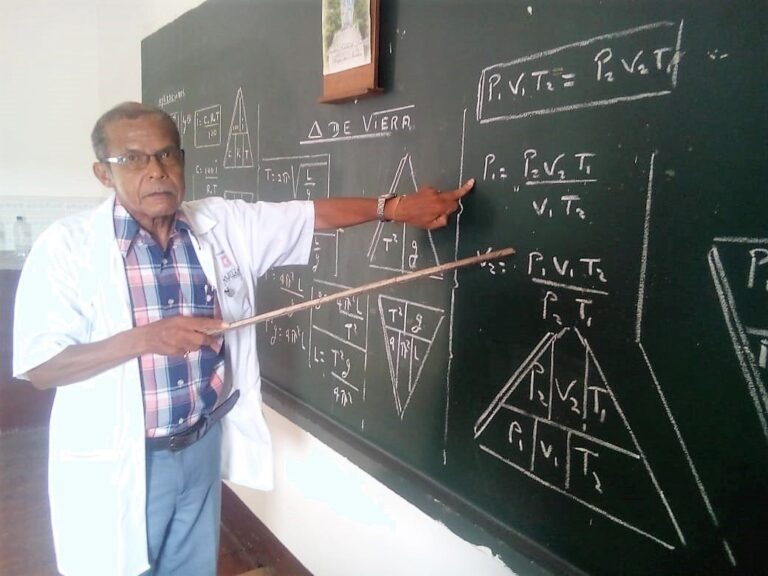 El Triángulo del Profesor Helberth Viera, un invento que revoluciona el despeje de fórmulas matemáticas El Triángulo del Profesor Helberth Viera, un invento que revoluciona el despeje de fórmulas matemáticas
