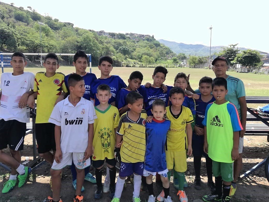 Un entrenador de fútbol que le mete goles a la delincuencia en Buga.