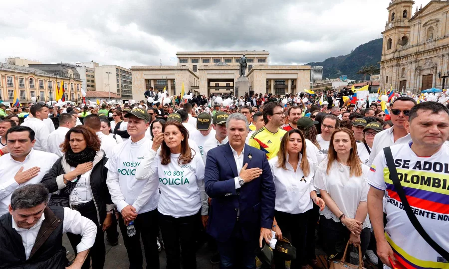 Colombia dijo:¡No al terrorismo! Plaza de Bolivar de Bogotá se colmó en solidaridad con víctimas de atentando a Escuela de Policía General Santander Colombia dijo:¡No al terrorismo! Plaza de Bolivar de Bogotá se colmó en solidaridad con víctimas de atentando a Escuela de Policía General Santander