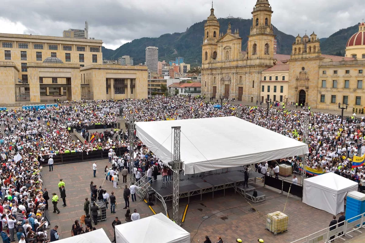 Colombia dijo:¡No al terrorismo! Plaza de Bolivar de Bogotá se colmó en solidaridad con víctimas de atentando a Escuela de Policía General Santander
