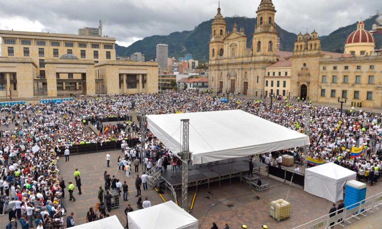 Colombia dijo:¡No al terrorismo! Plaza de Bolivar de Bogotá se colmó en solidaridad con víctimas de atentando a Escuela de Policía General Santander Colombia dijo:¡No al terrorismo! Plaza de Bolivar de Bogotá se colmó en solidaridad con víctimas de atentando a Escuela de Policía General Santander