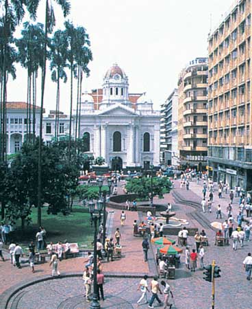 Plantón este domingo en Plaza de Cayzedo de Cali por víctimas de atentado terrorista en Bogotá Plantón este domingo en Plaza de Cayzedo de Cali por víctimas de atentado terrorista en Bogotá