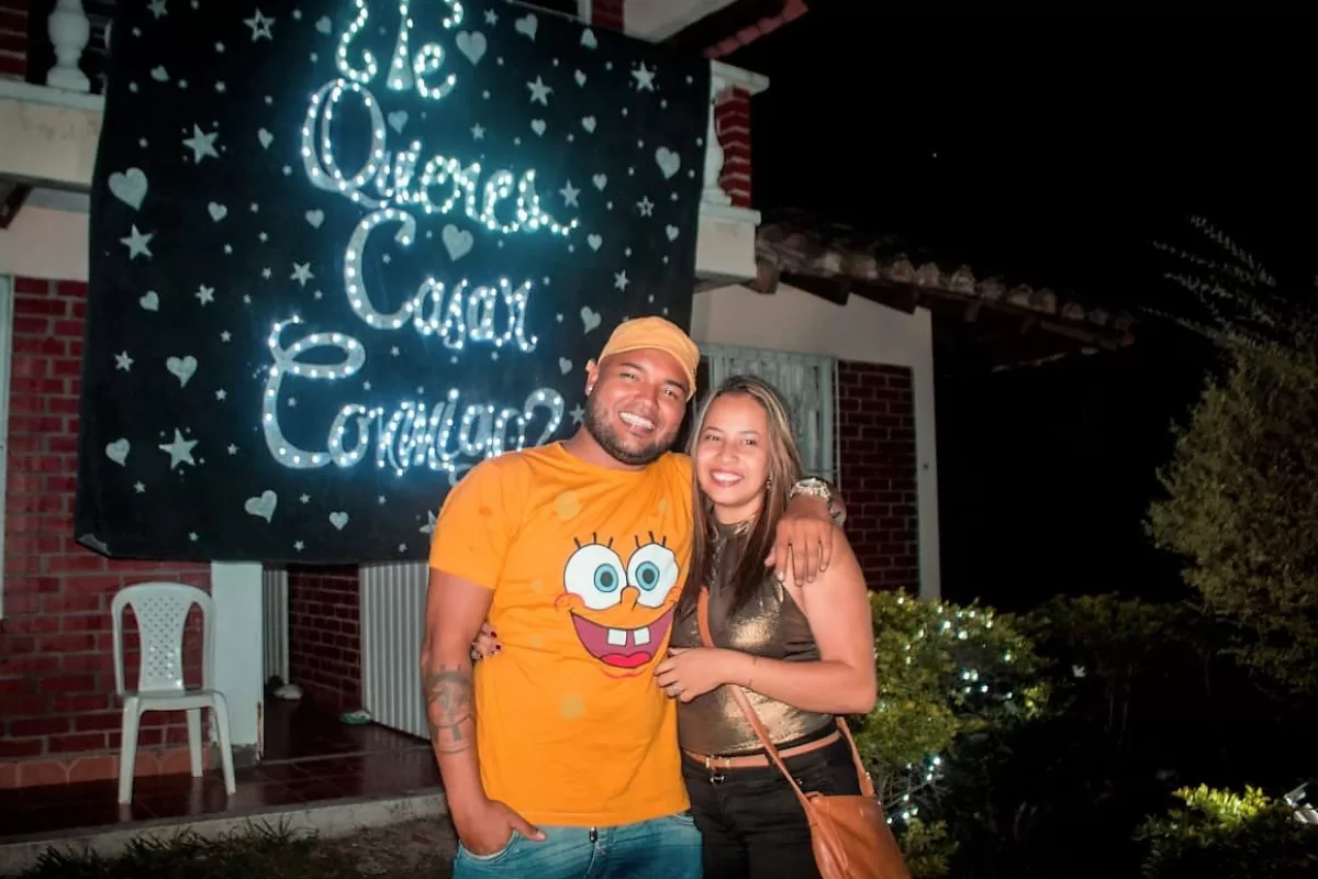 Sociales en Guacarí-Valle.Artista Oly Mora sorprende a su novia Marcela Concha Sociales en Guacarí-Valle.Artista Oly Mora sorprende a su novia Marcela Concha