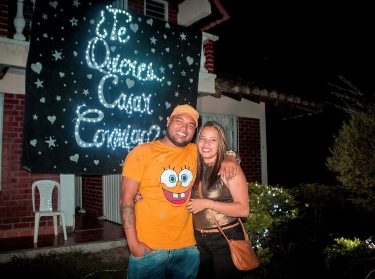 Sociales en Guacarí-Valle.Artista Oly Mora sorprende a su novia Marcela Concha Sociales en Guacarí-Valle.Artista Oly Mora sorprende a su novia Marcela Concha