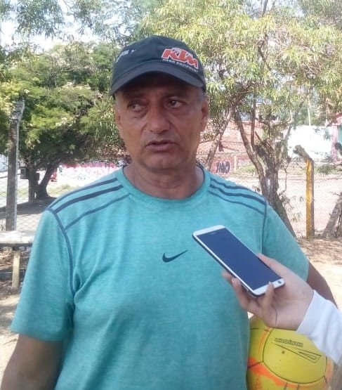 Un entrenador de fútbol que le mete goles a la delincuencia en Buga.