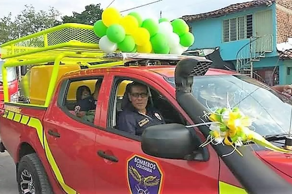 Guacarí con nueva máquina de ataque rápido para incendios.Alcalde Gerardo Salcedo cumple promesa a los Bomberos Guacarí con nueva máquina de ataque rápido para incendios.Alcalde Gerardo Salcedo cumple promesa a los Bomberos