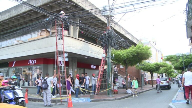 Cables en Buga empiezan a retirarse del Centro Histórico Cables en Buga empiezan a retirarse del Centro Histórico
