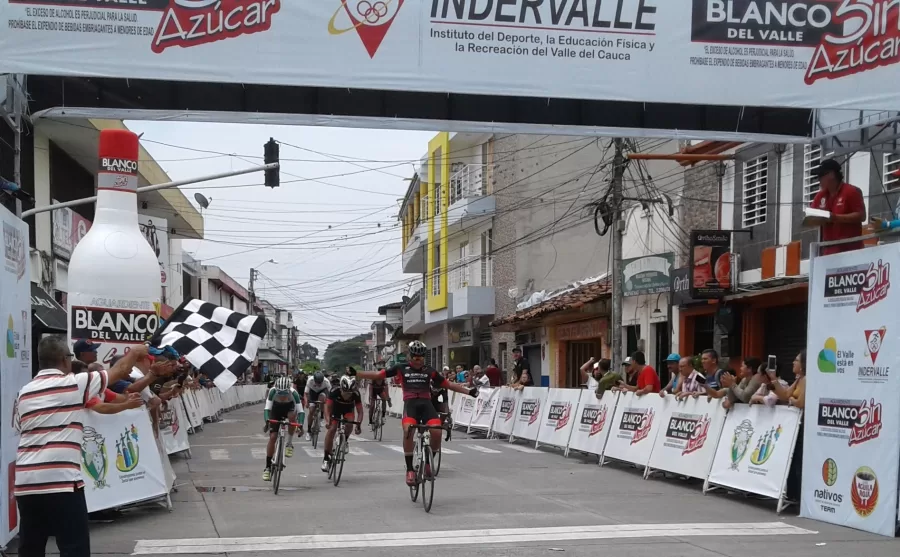 Migel Ángel Reyes gana Vuelta al Valle y Julián Molano vence en Clásica a Zarzal