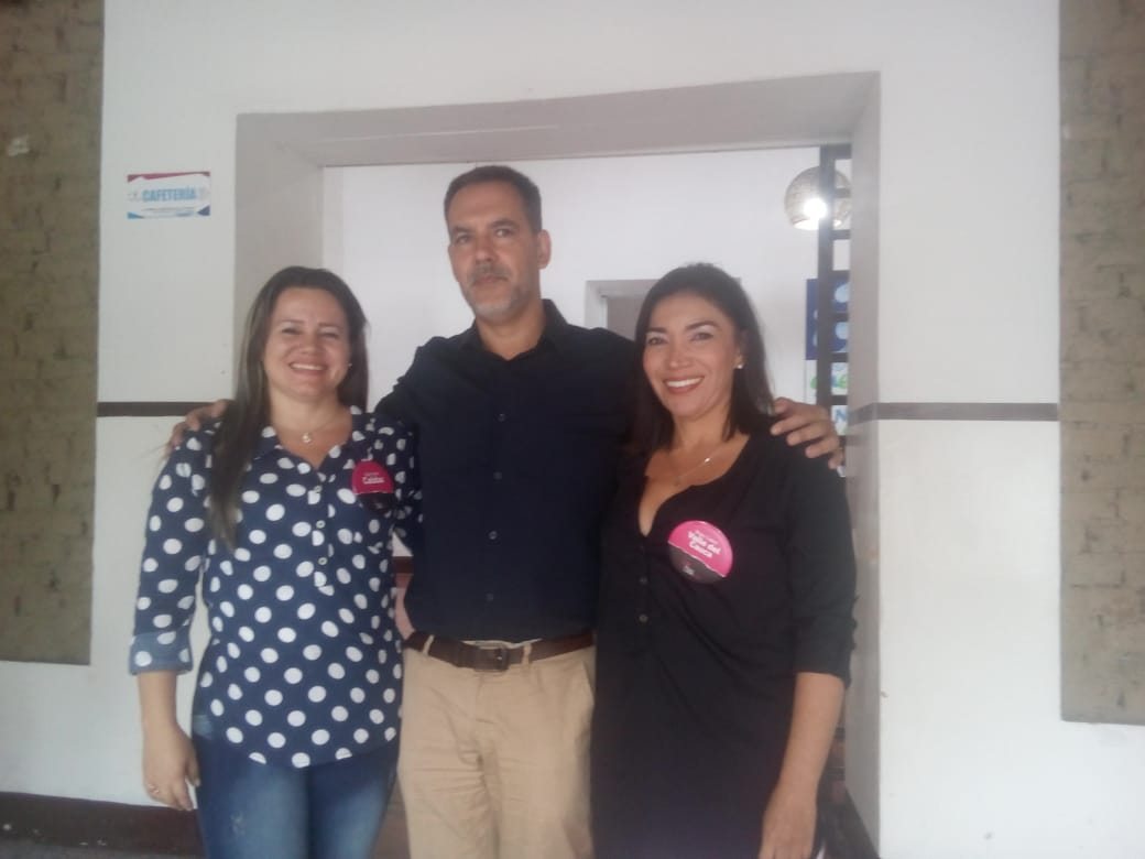 Sandra Llulieth González y Ludirlena Pérez, Mujeres CAFAM-Valle del Cauca y Colombia, reciben reconocimiento en 100 años del Colegio Santa Mariana de Jesús de Buga.