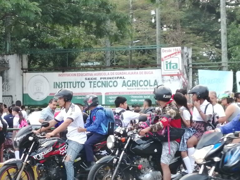 Estudiantes protestan en Buga por incumplimiento de obras en Institución Educativa Agrícola ITA Estudiantes protestan en Buga por incumplimiento de obras en Institución Educativa Agrícola ITA