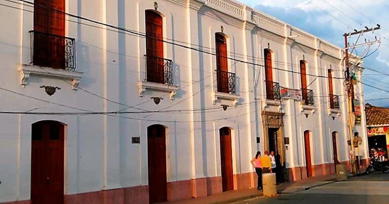 Acatando fallo de Tribunal Administrativo del Valle, a demanda interpuesta por anterior alcalde Jorge Enrique Cerón, se suprimen cargos en el municipio de Guacarí Acatando fallo de Tribunal Administrativo del Valle, a demanda interpuesta por anterior alcalde Jorge Enrique Cerón, se suprimen cargos en el municipio de Guacarí