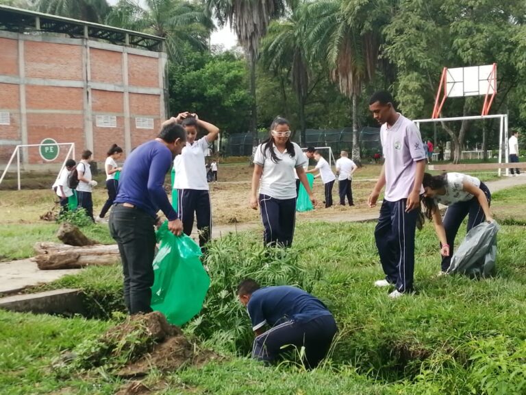 Los estudiantes del ITA de Buga le dan valor a la basura Los estudiantes del ITA de Buga le dan valor a la basura