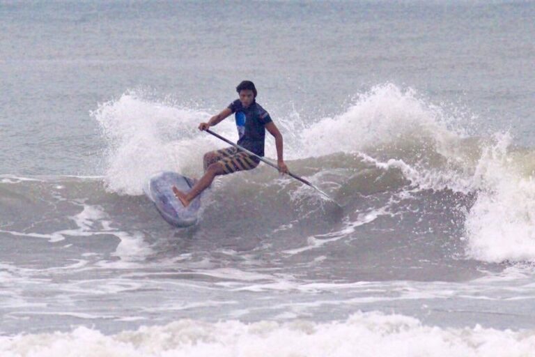 "El Surf " La pasión de Jefferson Tascón que crece como las olas "El Surf " La pasión de Jefferson Tascón que crece como las olas