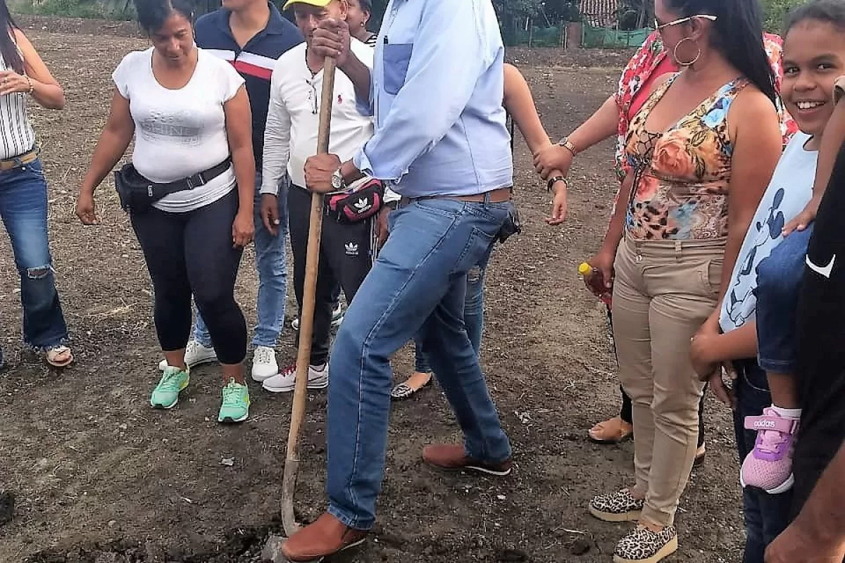 Primera piedra para construcción de polideportivo en Guabitas coloca Alcalde de Guacarí Gerardo Salcedo