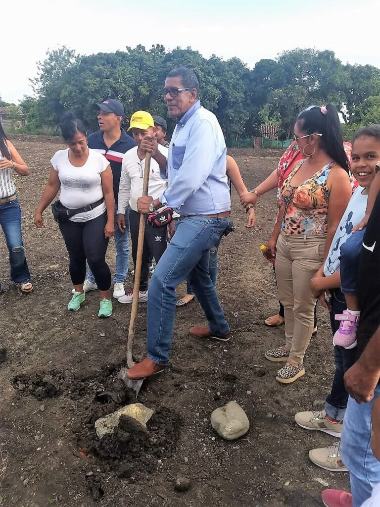 Primera piedra para construcción de polideportivo en Guabitas coloca Alcalde de Guacarí Gerardo Salcedo