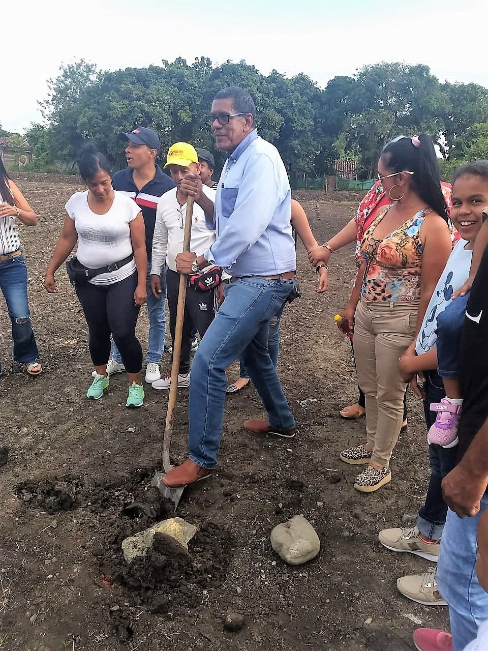 Primera piedra para construcción de polideportivo en Guabitas coloca Alcalde de Guacarí Gerardo Salcedo