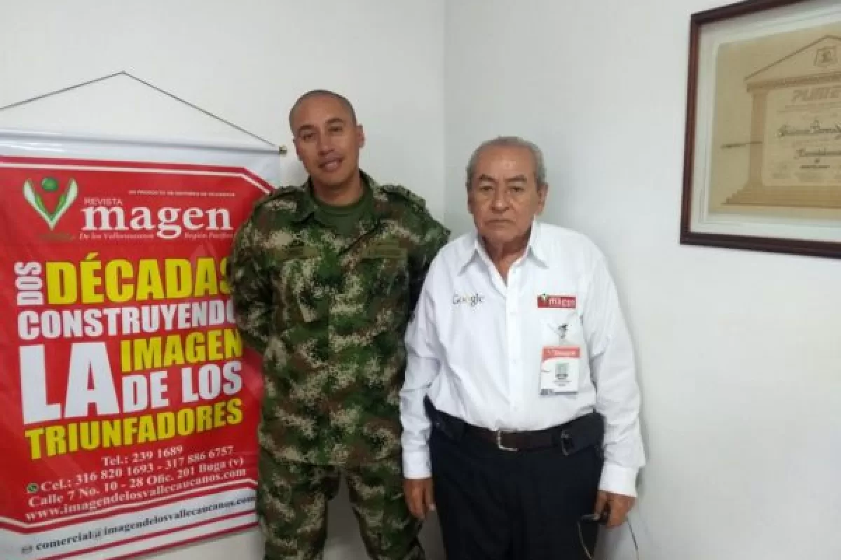 100 años del Batallón Palacé,Tte. Coronel Mauricio Ruiz Espinosa habla con el Lic. Obed López Alzate