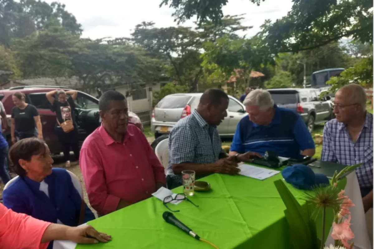 Alcalde de Guacarí-Valle, Gerardo Salcedo ayer y hoy  comprometido con los habitantes del   campo