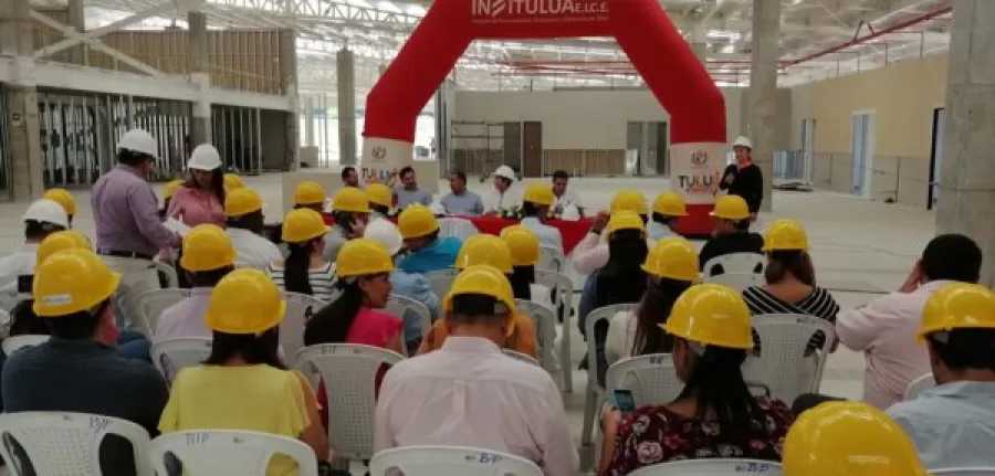 Nueva terminal de Tuluá fue presentada a periodistas por el alcalde Gustavo Adolfo Vélez Imagen de asistentes a la rueda de prensa en la presenrac