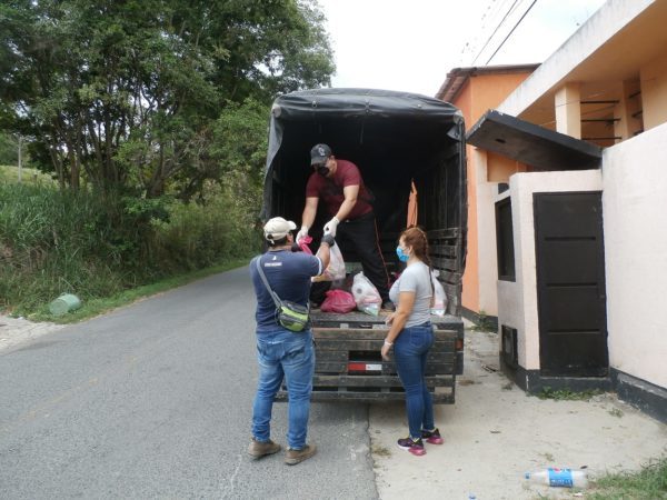 Solidaridad de algunas familias, es ejemplo en Ciudad Señora Solidaridad de algunas familias, es ejemplo en Ciudad Señora
