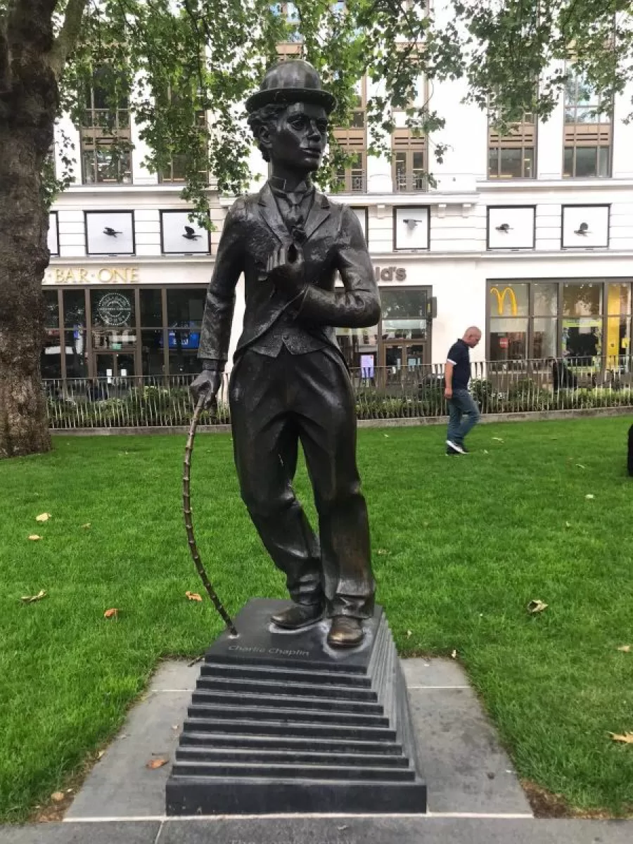 Shakespeare comparte su soledad con leyendas de películas Shakespeare comparte su soledad con leyendas de películas