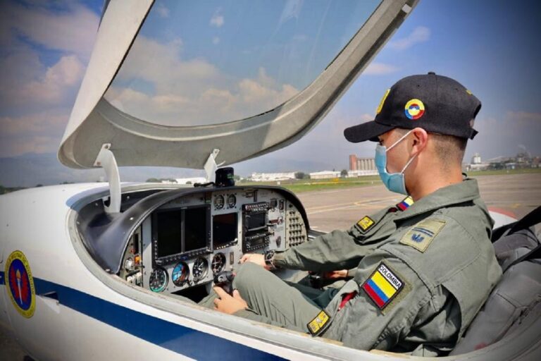 Primeros vuelos inician en la EMAVI futuros Pilotos Militares de Colombia Primeros vuelos inician en la EMAVI futuros Pilotos Militares de Colombia