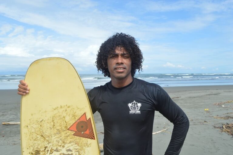 Olber Grueso, con las tablas de su cama cumplió su sueño Surfista